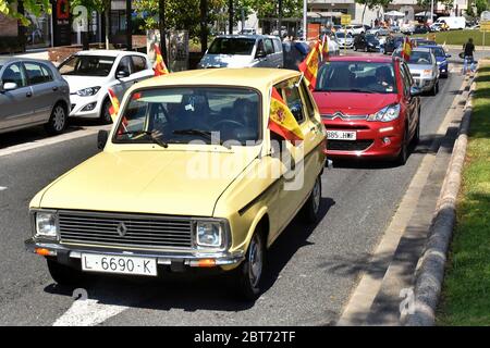 Tarragona, Spanien. April 2020. Während der Proteste werden mehrere Autos mit spanischen Flaggen in den Straßen von Tarragona herumlaufen sehen.die Straßen der spanischen Hauptstadt Madrid erklammten mit Hupen, als Tausende in der Stadt im Rahmen eines Protestes der rechtsextremen Vox-Partei zusammenkamen. Die Demonstranten forderten den Rücktritt von Premierminister Pedro Sanchez und dem stellvertretenden Premierminister Pablo Iglesias wegen der Behandlung der Coronavirus-Krise durch die Regierung. Quelle: Ramon Costa/SOPA Images/ZUMA Wire/Alamy Live News Stockfoto