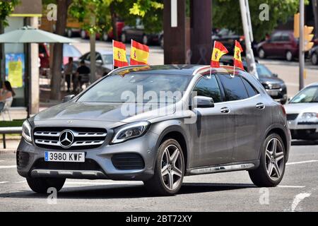 Tarragona, Spanien. April 2020. Während des Protestes wird ein Auto mit spanischen Flaggen in den Straßen von Tarragona herumlaufen sehen.die Straßen der spanischen Hauptstadt Madrid erklammten mit Hupen, als Tausende in der Stadt im Rahmen eines Protestes der rechtsextremen Vox-Partei zusammenkamen. Die Demonstranten forderten den Rücktritt von Premierminister Pedro Sanchez und dem stellvertretenden Premierminister Pablo Iglesias wegen der Behandlung der Coronavirus-Krise durch die Regierung. Quelle: Ramon Costa/SOPA Images/ZUMA Wire/Alamy Live News Stockfoto