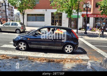 Tarragona, Spanien. April 2020. Während der Proteste ist ein Fahrzeug mit der spanischen Flagge zu sehen.die Straßen der spanischen Hauptstadt Madrid hallten mit Hupen, als Tausende in der Stadt im Rahmen eines Protestes der rechtsextremen Vox-Partei zusammenkamen. Die Demonstranten forderten den Rücktritt von Premierminister Pedro Sanchez und dem stellvertretenden Premierminister Pablo Iglesias wegen der Behandlung der Coronavirus-Krise durch die Regierung. Quelle: Ramon Costa/SOPA Images/ZUMA Wire/Alamy Live News Stockfoto