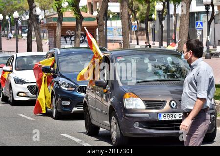 Tarragona, Spanien. April 2020. Während der Proteste werden mehrere Autos mit den Flaggen Spaniens in den Straßen von Tarragona herumlaufen sehen.die Straßen der spanischen Hauptstadt Madrid erklammten mit Hupen, als Tausende in der Stadt im Rahmen eines Protestes der rechtsextremen Vox-Partei zusammenkamen. Die Demonstranten forderten den Rücktritt von Premierminister Pedro Sanchez und dem stellvertretenden Premierminister Pablo Iglesias wegen der Behandlung der Coronavirus-Krise durch die Regierung. Quelle: Ramon Costa/SOPA Images/ZUMA Wire/Alamy Live News Stockfoto