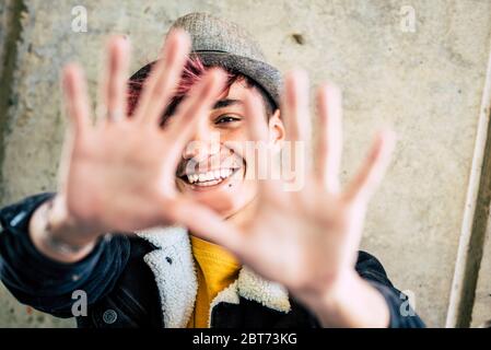 Alternative fröhlich und fröhlich Diverse Teenager verstecken sein Gesicht und lächeln mit den Händen vor der Kamera-Komposition - Konzept der Vielfalt und Trend Stockfoto