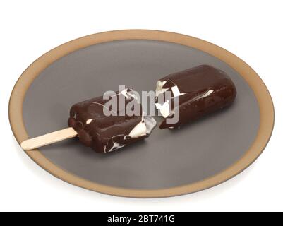 Eis mit Schokolade bedeckt, in einem Teller gebrochen Stockfoto