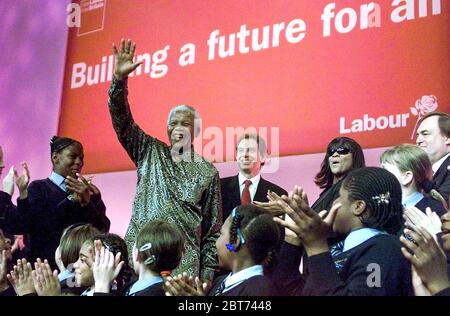 Nelson Mandela der Präsident Südafrikas winkt dem Publikum zu, nachdem er 2000 an der Labour Party Konferenz in Brighton neben dem britischen Premierminister Tony Blair und der Sängerin Gabrielle mit Kindern aus Brixton teilgenommen hatte.Foto von Simon Dack - September 2000 Stockfoto