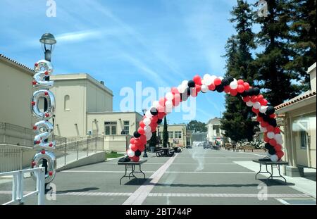 San Mateo Mai 2020. Das am 22. Mai 2020 aufgenommene Foto zeigt einen Luftballonbogen an der Burlingame High School in San Mateo County, den Vereinigten Staaten. Die Schule hielt Drive-Thru-Abschluss für die Klasse von 2020 aufgrund COVID-19. Kredit: Wu Xiaoling/Xinhua/Alamy Live News Stockfoto