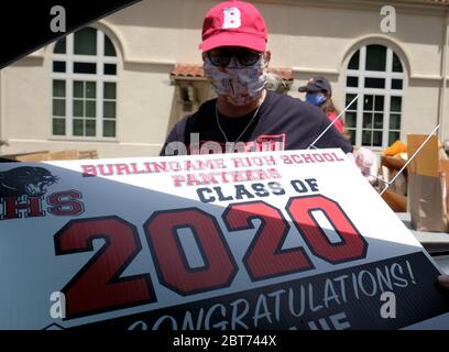 San Mateo, USA. Mai 2020. Mitarbeiter begrüßen die Absolventen der Burlingame High School in San Mateo County, USA, am 22. Mai 2020. Die Schule hielt Drive-Thru-Abschluss für die Klasse von 2020 aufgrund COVID-19. Kredit: Wu Xiaoling/Xinhua/Alamy Live News Stockfoto