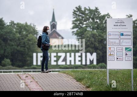 Feature, Dekorationsbild, Hintergrund, Hintergrundbild, Symbol, Symbolbild: Besucher mit Schutzmaske auf der Rennstrecke in Iffezheim. GES/Gallop Sport/Iffezheim Spring Metting, 23. Mai 2020 23. Mai 2020 Horseracing Spring Festival, Iffezheim, 23. Mai 2020 weltweit Stockfoto