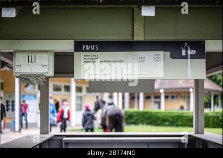 Feature, Dekorationsbild, Hintergrund, Hintergrundbild, Symbol, Symbolbild: Ansicht eines leeren Verkaufsstandes auf der Rennstrecke in Iffezheim. GES/Gallop Sport/Iffezheim Spring Metting, 23. Mai 2020 23. Mai 2020 Horseracing Spring Festival, Iffezheim, 23. Mai 2020 weltweit Stockfoto