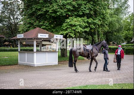 Feature, Dekorationsbild, Hintergrund, Hintergrundbild, Symbol, Symbolbild: Zwei Rennbahn-Besucher mit Schutzmasken sprechen vor einem leeren Verkaufsstand. GES/Gallop Sport/Iffezheim Spring Metting, 23. Mai 2020 23. Mai 2020 Horseracing Spring Festival, Iffezheim, 23. Mai 2020 weltweit Stockfoto