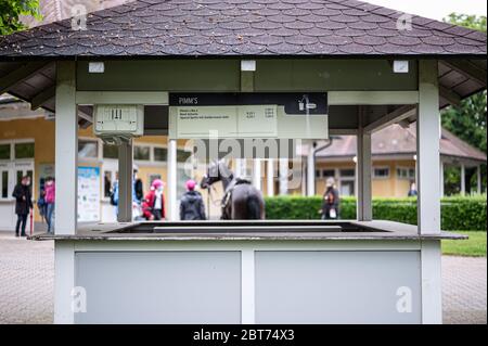 Feature, Dekorationsbild, Hintergrund, Hintergrundbild, Symbol, Symbolbild: Ansicht eines leeren Verkaufsstandes auf der Rennstrecke in Iffezheim. GES/Gallop Sport/Iffezheim Spring Metting, 23. Mai 2020 23. Mai 2020 Horseracing Spring Festival, Iffezheim, 23. Mai 2020 weltweit Stockfoto