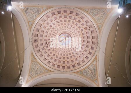 Detail der Fresken in der Gewölbe in der Kirche Santa Maria Assunta, einem religiösen Gebäude in Montescudaio, das Erdbeben im Jahr 1846 zerstört es Stockfoto