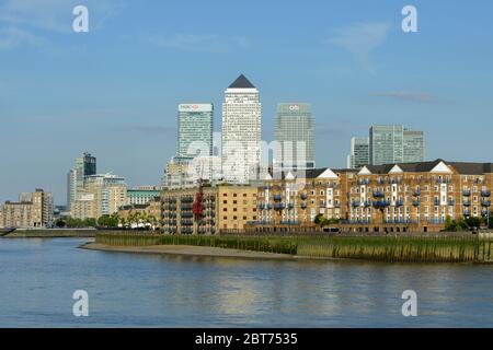 Fahren Sie entlang der Themse in Richtung Rotherhithe und Canary Wharf, Limehouse, East London, Großbritannien Stockfoto