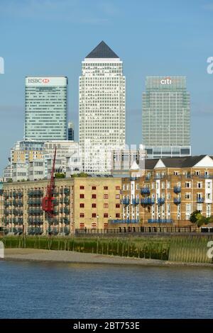 Fahren Sie entlang der Themse in Richtung Rotherhithe und Canary Wharf, Limehouse, East London, Großbritannien Stockfoto