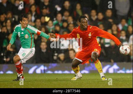 LONDON, GROSSBRITANNIEN. MÄRZ 26: Michael Essien aus Ghana im Einsatz während der internationalen Freundschaftssanktion zwischen Mexiko-Stadt und Ghana im Craven Cottage, Fulham 26. März, Stockfoto