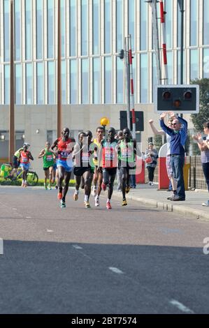 Führende Elite Männer-Konkurrenten, 2011 Virgin Money London Marathon, Canary Wharf Estate, East London, Großbritannien Stockfoto