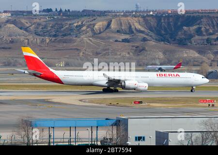 Iberia Airlines Airbus A340-600 Vorbereitung des Abflughafens am internationalen Flughafen Madrid Barajas. A340-Flugzeuge, die als EC-JCY registriert sind. Stockfoto