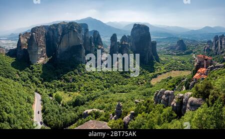 Herrlicher Blick auf die Felsformationen mit den berühmten Klöstern in Meteora, Nordgriechenland Stockfoto