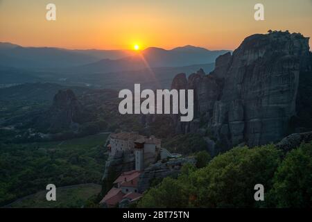 Herrlicher Blick auf die Felsformationen mit den berühmten Klöstern in Meteora, Nordgriechenland Stockfoto