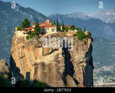 Herrlicher Blick auf die Felsformationen mit den berühmten Klöstern in Meteora, Nordgriechenland Stockfoto