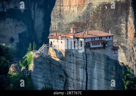Das Kloster von Rousanou (Arsánou) in Meteora Felsformation, Thessalien Griechenland. Griechische Reiseziele Stockfoto