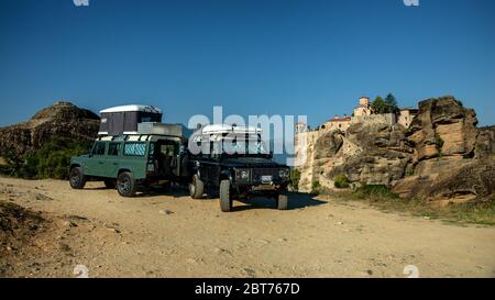 Landrover vor dem Varlaam Kloster in Meteora, Griechenland Stockfoto