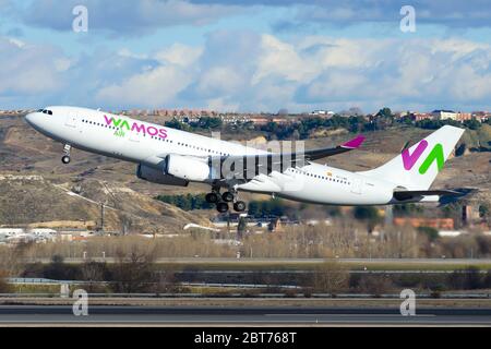 WaMos Air Airbus A330-200 mit Abflug vom Flughafen Madrid Barajas in Spanien. Die spanische Billigfluggesellschaft A330 EC-LNH startet. Stockfoto