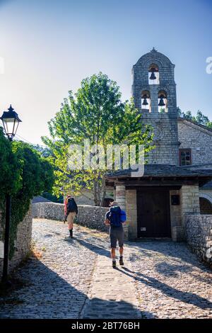 Das Dorf Monodendri, eines der schönsten malerischen Dörfer im bergigen Griechenland. Gelegen in Zagori Region, Ioannina, Epirus, Griechenland, Europa. Stockfoto