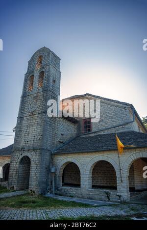 Das Dorf Monodendri, eines der schönsten malerischen Dörfer im bergigen Griechenland. Gelegen in Zagori Region, Ioannina, Epirus, Griechenland, Europa. Stockfoto