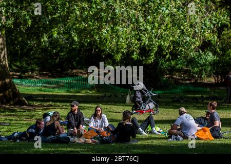 London, Großbritannien. Mai 2020. Genießen Sie die Sonne im St James Park, wenn die Sonne wieder aufgeht. Die "Lockdown" geht weiter für den Ausbruch des Coronavirus (Covid 19) in London. Kredit: Guy Bell/Alamy Live News Stockfoto