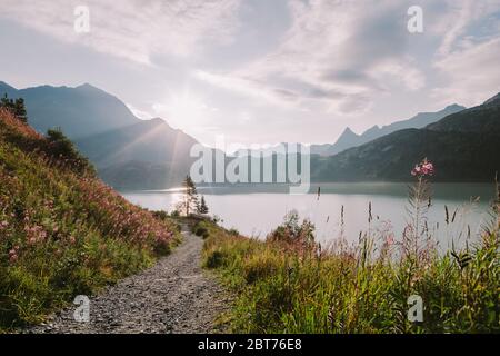 Stausee See mit Bergen epische Landschaft. Österreich Berge Stausee Stockfoto