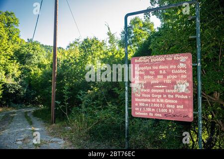 Das Dorf Monodendri, eines der schönsten malerischen Dörfer im bergigen Griechenland. Gelegen in Zagori Region, Ioannina, Epirus, Griechenland, Europa. Stockfoto