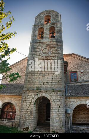 Das Dorf Monodendri, eines der schönsten malerischen Dörfer im bergigen Griechenland. Gelegen in Zagori Region, Ioannina, Epirus, Griechenland, Europa. Stockfoto