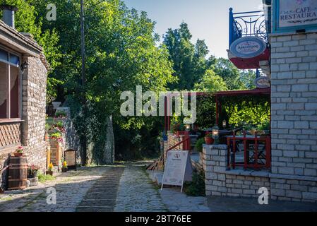 Das Dorf Monodendri, eines der schönsten malerischen Dörfer im bergigen Griechenland. Gelegen in Zagori Region, Ioannina, Epirus, Griechenland, Europa. Stockfoto