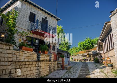 Das Dorf Monodendri, eines der schönsten malerischen Dörfer im bergigen Griechenland. Gelegen in Zagori Region, Ioannina, Epirus, Griechenland, Europa. Stockfoto