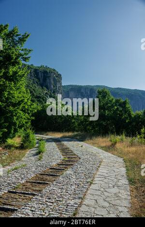 Das Dorf Monodendri, eines der schönsten malerischen Dörfer im bergigen Griechenland. Gelegen in Zagori Region, Ioannina, Epirus, Griechenland, Europa. Stockfoto