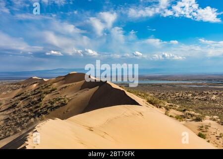 Sand Düne blauer Himmel an sonnigen Tag Stockfoto