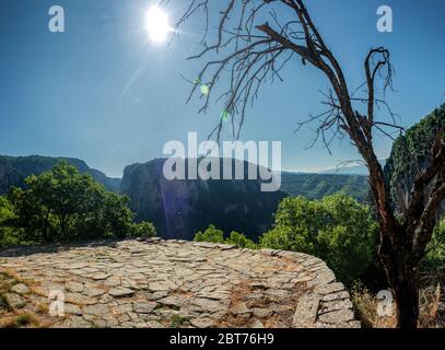 Verlassene Kloster Agia Paraskevi am Rande der Vikos-Schlucht. Stockfoto