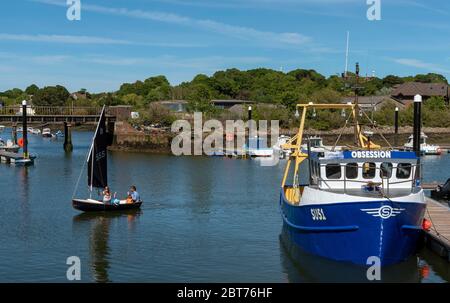 Lymington, Hampshire, England, Großbritannien, Mai 2020. Familie segelt ein Laser Radial Segelboot auf dem Lymington River, Südengland, Großbritannien. Stockfoto