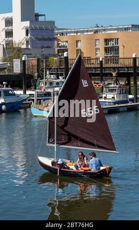 VLymington, Hampshire, England, Großbritannien, Mai 2020. Familie segelt ein Laser Radial Segelboot auf dem Lymington River, Südengland, Großbritannien. Stockfoto