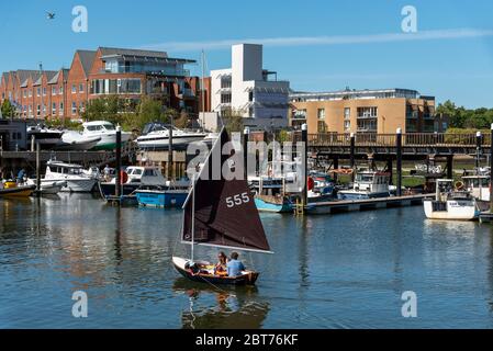 Lymington, Hampshire, England, Großbritannien, Mai 2020. Familie segelt ein Laser Radial Segelboot auf dem Lymington River, Südengland, Großbritannien. Stockfoto