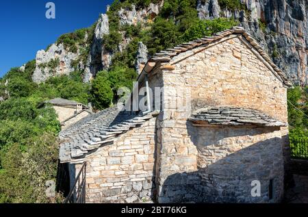 Verlassene Kloster Agia Paraskevi am Rande der Vikos-Schlucht. Stockfoto