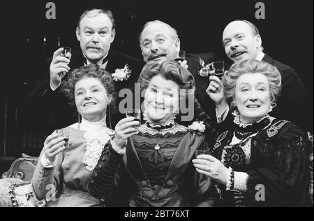 WHEN WE ARE MARRIED by J B Priestley l-r, Front: Prunella Scales (Annie Parker), Patricia Routledge (Maria Helliwell), Elizabeth Spriggs (Clara Soppitt) hinten: Timothy West (Stadtrat Albert Parker), James Grout (Alderman Joseph Helliwell), Brian Murphy (Herbert Soppitt) Whitehall Theatre, London SW1 05/03/1986 Design: Terry Parsons Regie: Ronald Eyre Stockfoto