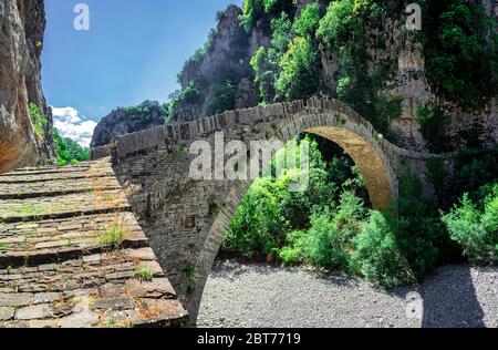 Die Noutsou-Brücke (oder Kokkori, wie sie auch genannt wird), eine einzige Bogensteinerne Brücke, befindet sich im Zentrum von Zagori, zwischen den Dörfern von Koukouli Stockfoto