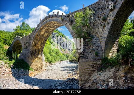 Alte Kalogeriko dreifach gewölbte Steinbrücke auf Vikos Canyon, Zagorohoria, Griechenland Stockfoto