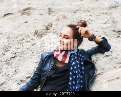 Mädchen mit amerikanischer Flagge auf ihrem Hals lächelt Blick nach vorne. Stockfoto