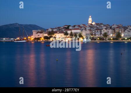 Blick auf Korcula Stadt in der Dämmerung, Korcula, Dalmatien, Kroatien, Europa Stockfoto