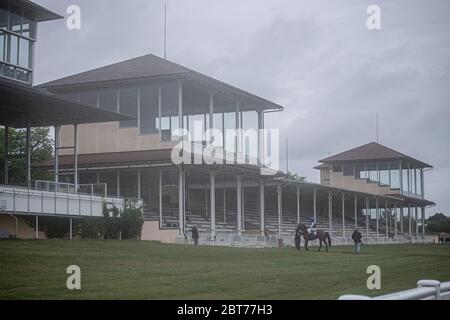 Feature, Dekorationsbild, Hintergrund, Hintergrundbild, Symbol, Symbolbild: Nach dem Rennen fahren ein Pferd und ein Jockey vor leeren Tribunen ohne Zuschauer. GES/Gallop Sport/Iffezheim Spring Metting, 23. Mai 2020 23. Mai 2020 Horseracing Spring Festival, Iffezheim, 23. Mai 2020 weltweit Stockfoto