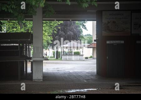 Feature, Dekorationsbild, Hintergrund, Hintergrundbild, Symbol, Symbolbild: Leeres Gebäude ohne Zuschauer in Iffezheim. GES/Gallop Sport/Iffezheim Spring Metting, 23. Mai 2020 23. Mai 2020 Horseracing Spring Festival, Iffezheim, 23. Mai 2020 weltweit Stockfoto