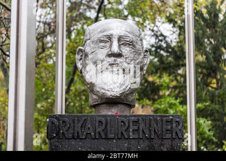 Büste von Dr. Karl Renner an der südöstlichen Ecke des Rathausplatzes in Wien. Stockfoto