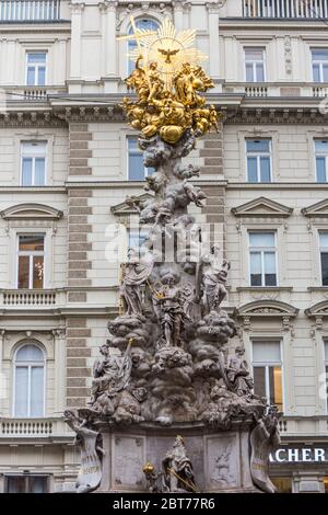 Die Pestsäule (Pestsaule), oder Dreifaltigkeitssäule, eine Dreifaltigkeitssäule, die sich am Graben, einer Straße im Graben befindet Stockfoto