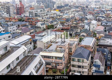 Shinjuku, Tokyo über Sicht Skyline Stadtbild mit Häusern Wohngebäude Wohngebiet und Toshima ward an bewölkten grauen Tag Blick nach unten Stockfoto